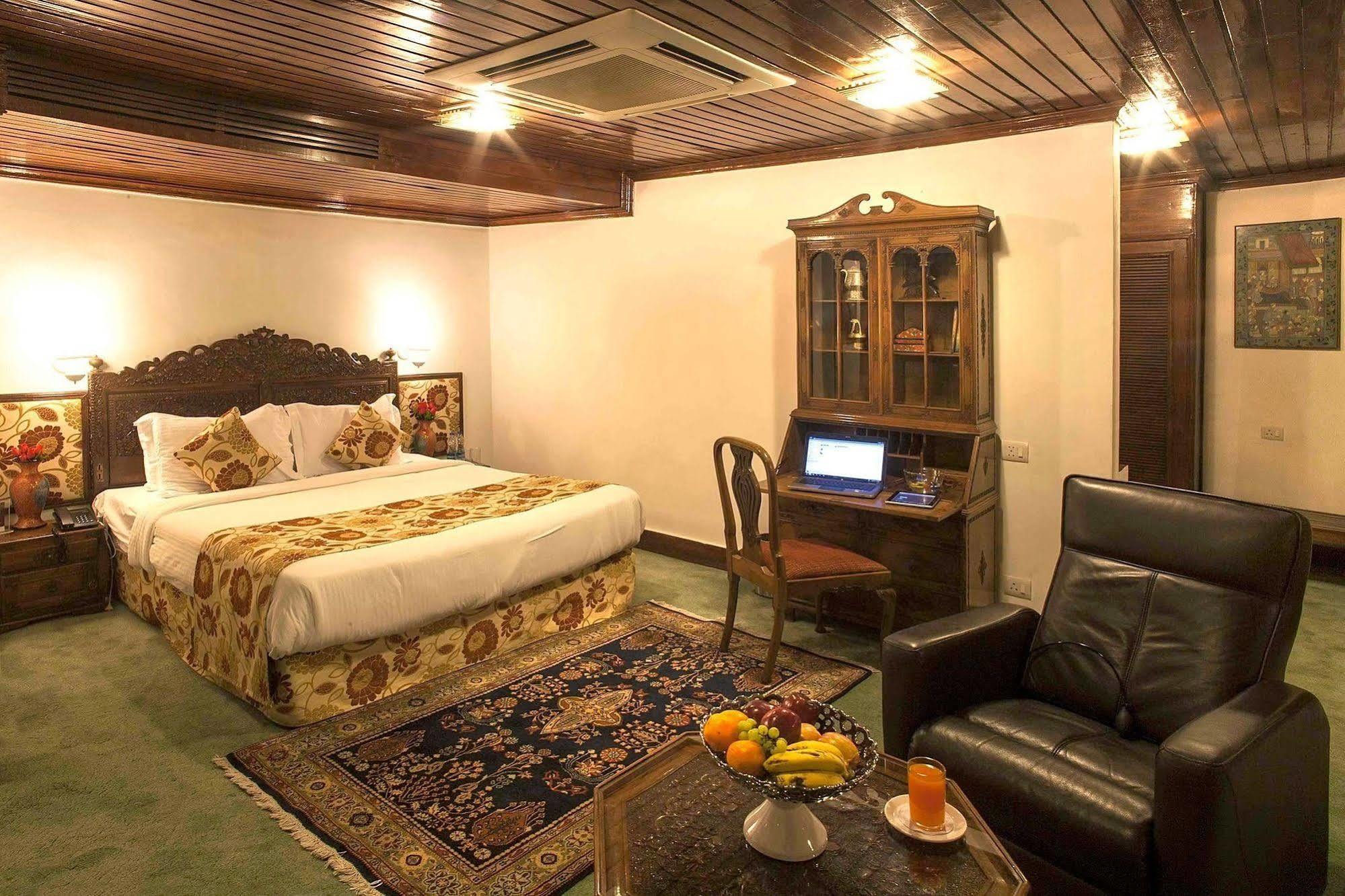 Hotel Senator Pine N Peak à Pahalgām Extérieur photo