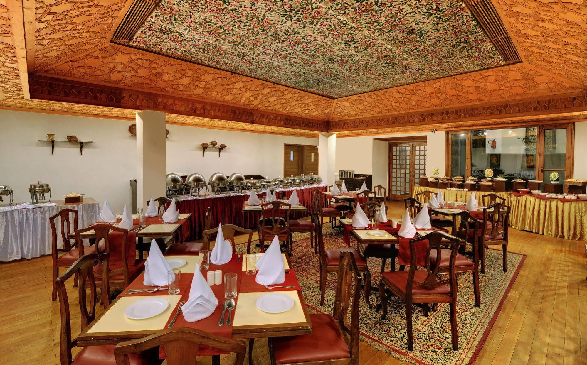 Hotel Senator Pine N Peak à Pahalgām Extérieur photo